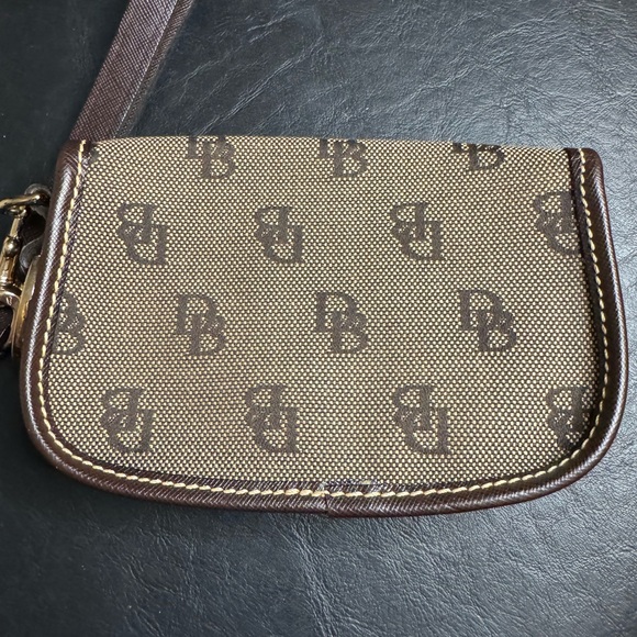 Dooney & Bourke EUC Vintage Duck Signature Canvas & Leather Logo Flap Wristlet - Picture 4 of 8